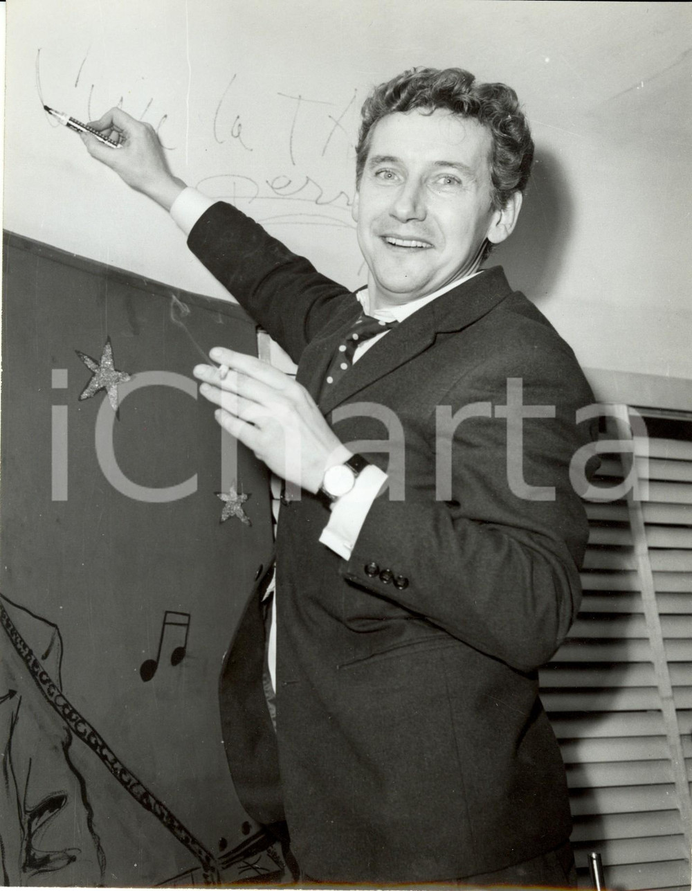Fotografia d epoca originale 1960 ca PARIS Cantante Pierre PERRIN autografa la parete di un locale Foto 1
