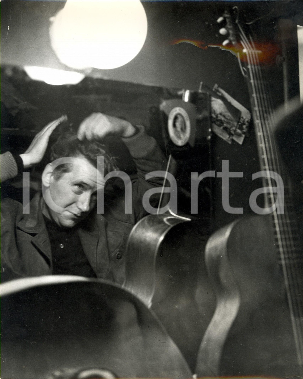 Fotografia d epoca originale 1960 ca PARIS Pierre PERRIN si pettina prima di un esibizione Fotografia 1