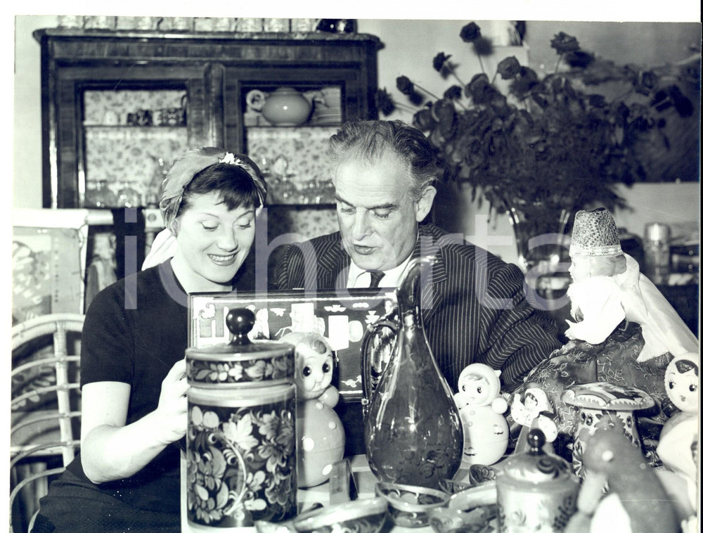 Fotografia d epoca originale 1960 ca PARIS Colette RENARD  e il marito Raymond LEGRAND tra le bambole Foto 1