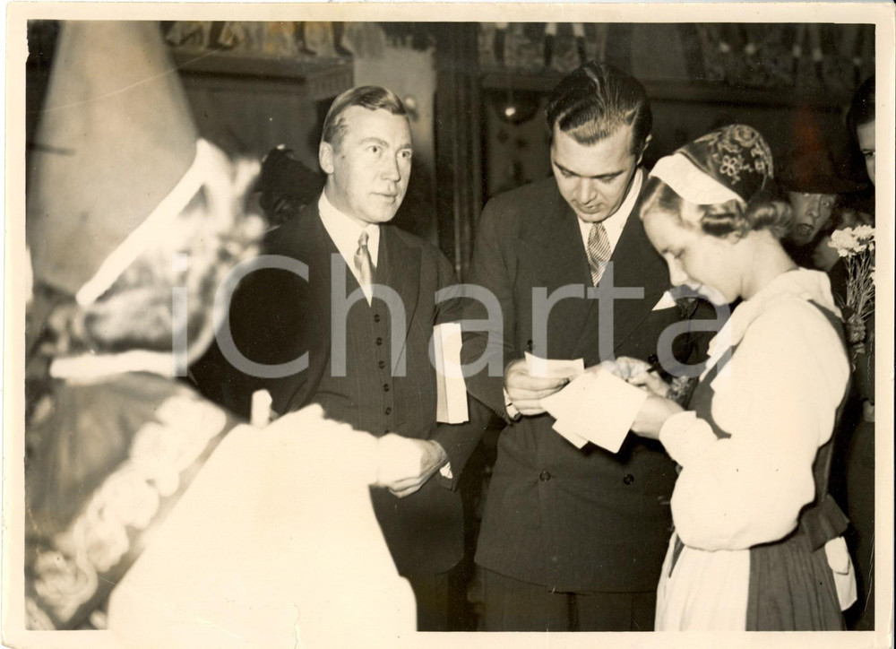 Fotografia d epoca originale 1937 PARIS Bertil di SVEZIA gioca a tombola alla Colonia Svedese FOTOGRAFIA 1