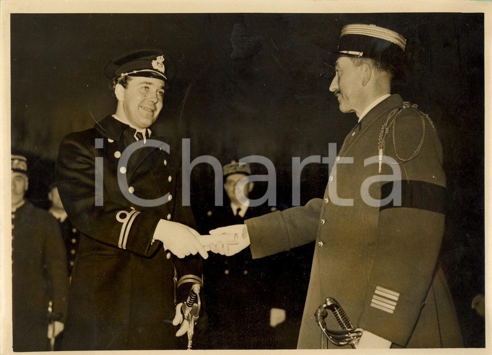 Fotografia d epoca originale 1938 PARIS Bertil di SVEZIA riceve dal col. TRANCHANT diploma di caporale 1 1