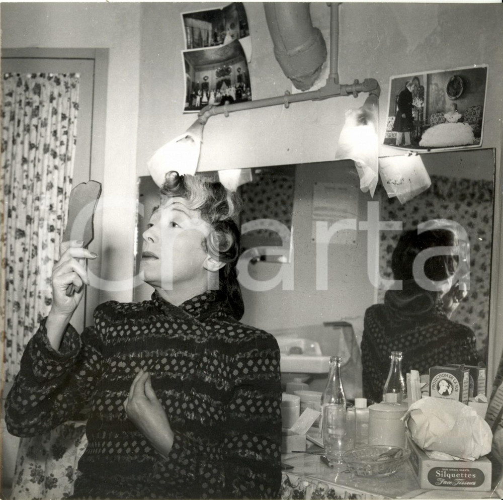 Fotografia d epoca originale 1950 PARIS Attrice Suzy PRIM controlla trucco in camerino prima dello spettacolo 1