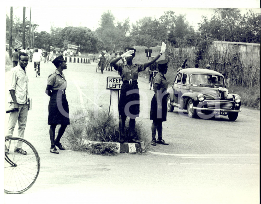 Fotografia d epoca originale 1968 UMUHAIA NIGERIA Guerra civile  Donne lavorano come agenti di polizia 1