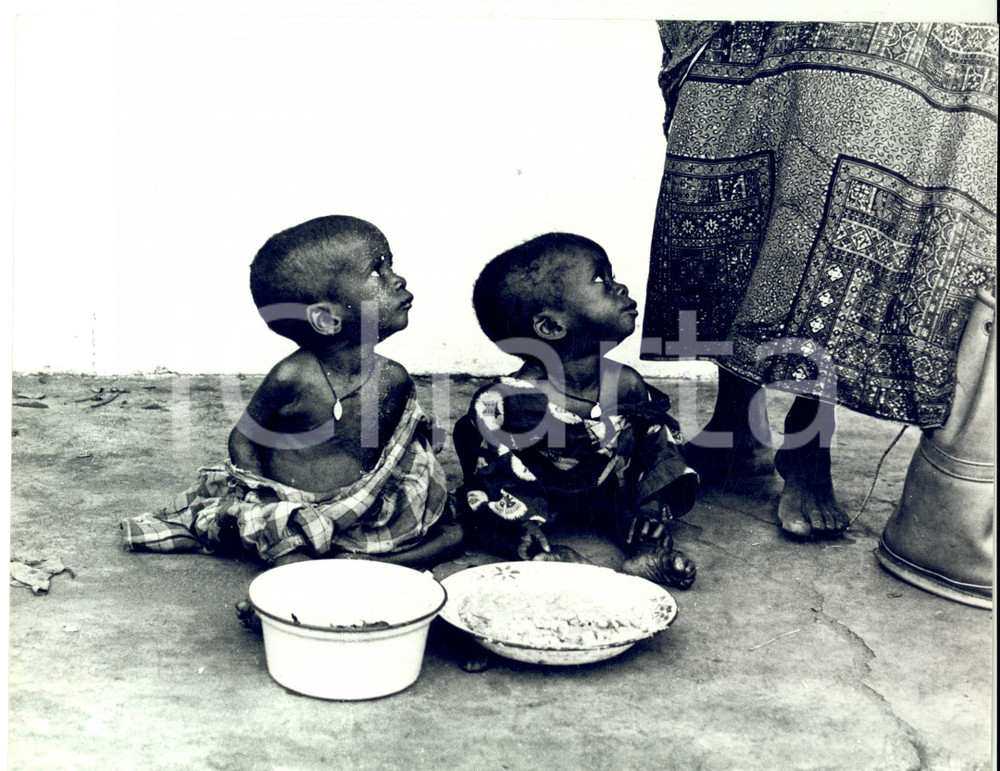 Fotografia d epoca originale 1968 NIGERIA Guerra civile  Bambini ricevono viveri di soccorso Fotografia 1