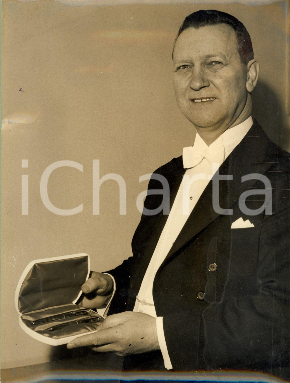 Fotografia d epoca originale 1958 COPENAGHEN Hans Christian HANSEN con penna per la firma della Costituzione 1