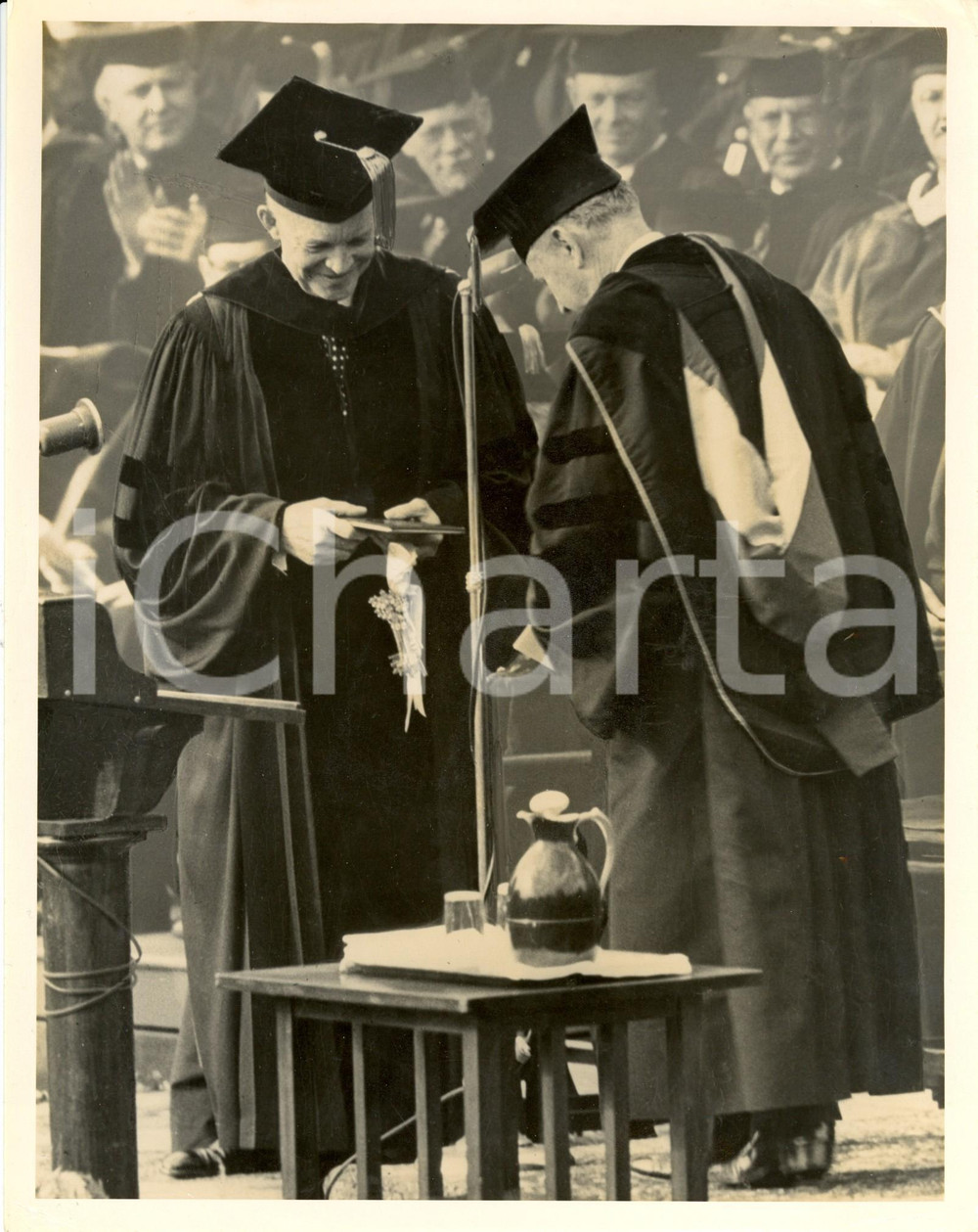 Fotografia d epoca originale 1948 NEW YORK Frederick COYKENDALL consegna chiavi COLUMBIA a Dwight EISENHOWER 1