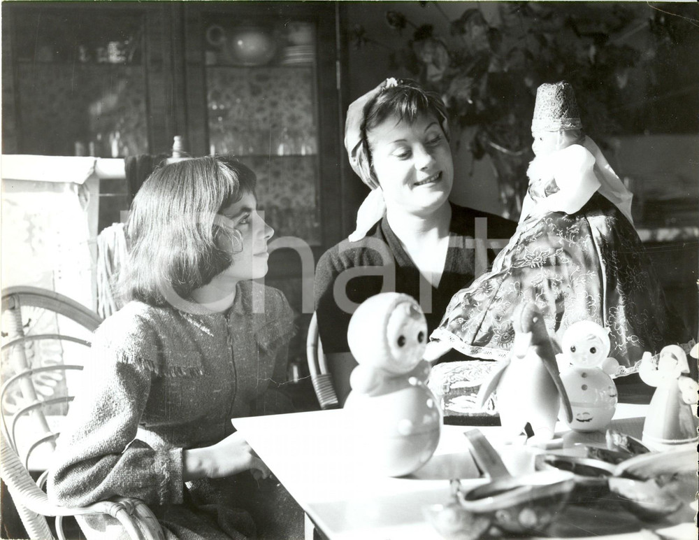 Fotografia d epoca originale 1960 ca PARIS Cantante Colette RENARD gioca con una bambola Fotografia 1