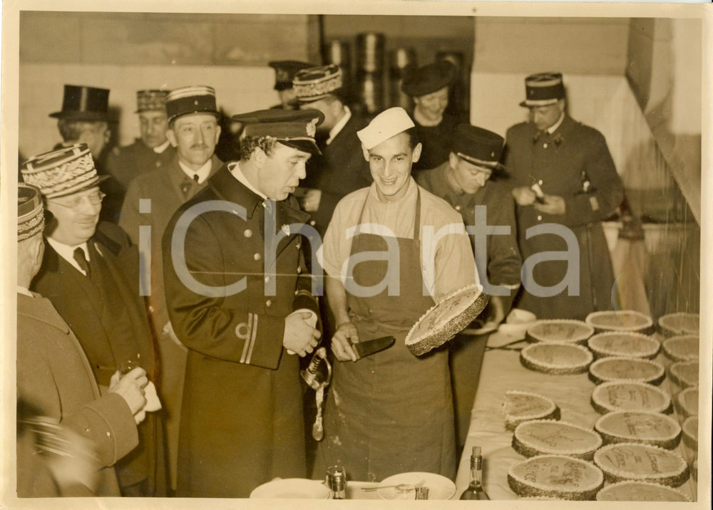 Fotografia d epoca originale 1938 PARIS Bertil di SVEZIA festeggia nomina caporale 4° FANTERIA con torta Foto 1