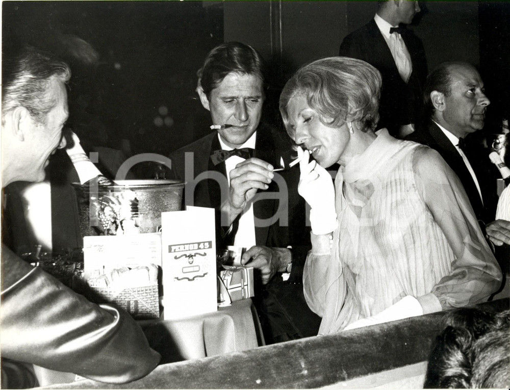 Fotografia d epoca originale 1960 ca PARIS Claude POMPIDOU fuma sigaretta al buffet PERNOD 45 Fotografia 1