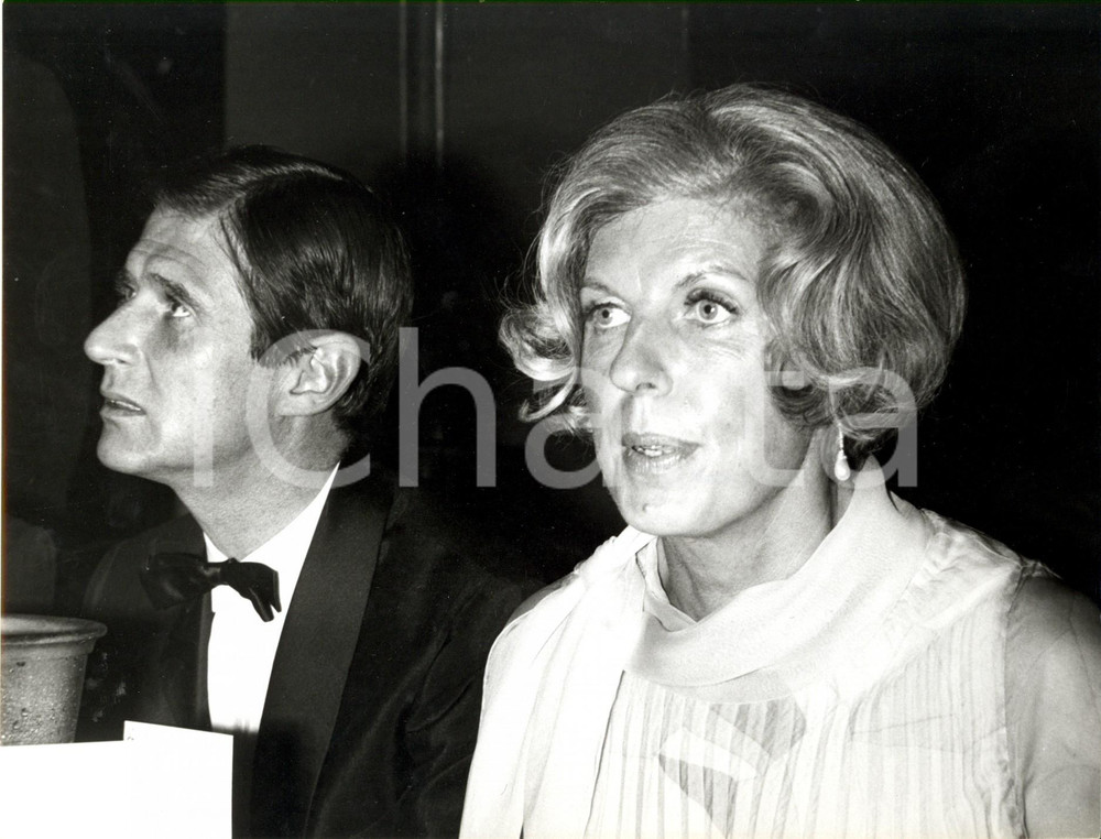 Fotografia d epoca originale 1960 ca PARIS Claude CAHOUR POMPIDOU con un amico a una serata di gala Foto 1