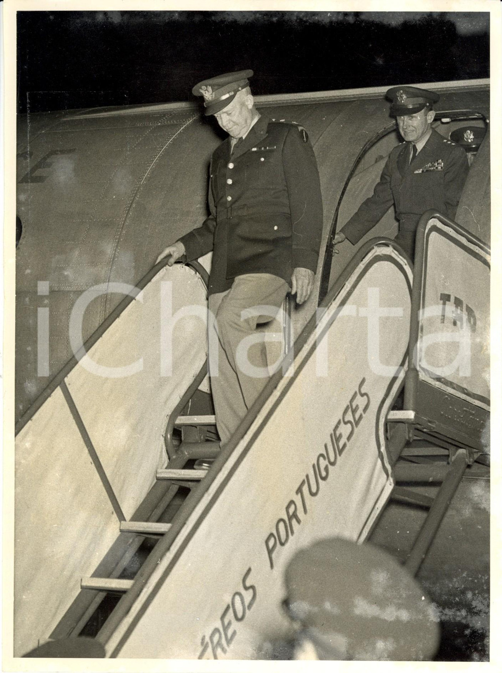Fotografia d epoca originale 1950 ca LISBONA Dwight EISENHOWER  e Alfred GRUENTHER scendono da un aereo TAP 1