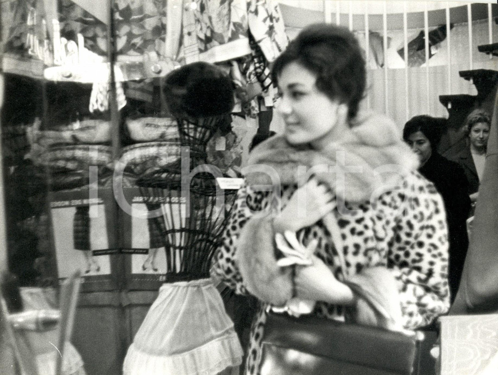 Fotografia d epoca originale 1967 ROMA Regina FARAH DIBA in boutique di moda con pelliccia di ghepardo 1
