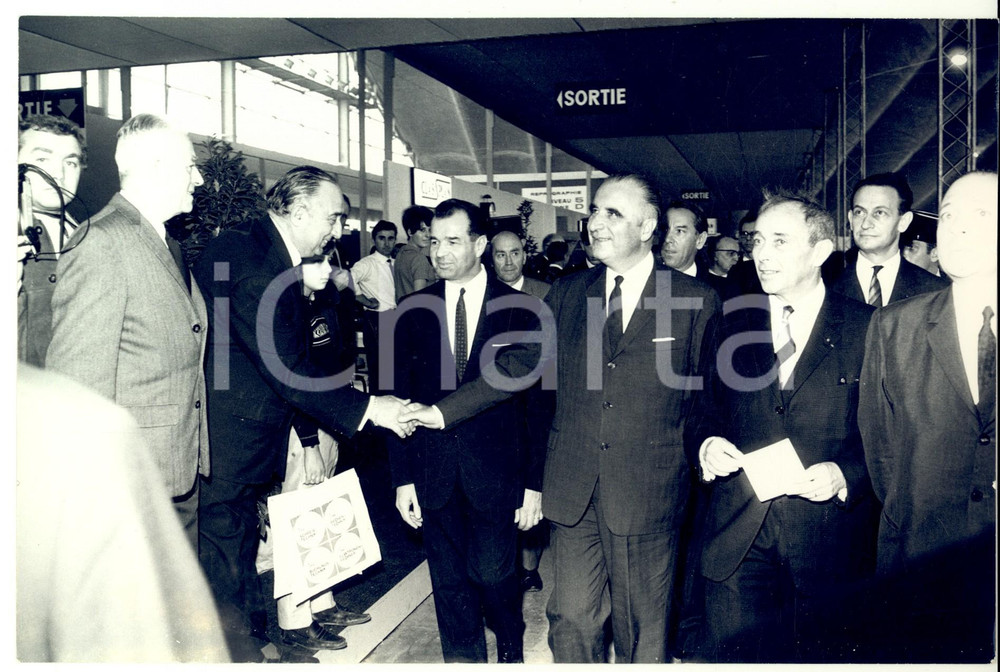 Fotografia d epoca originale 1960 ca PARIS Georges POMPIDOU visita una fiera tecnica Fotografia 1