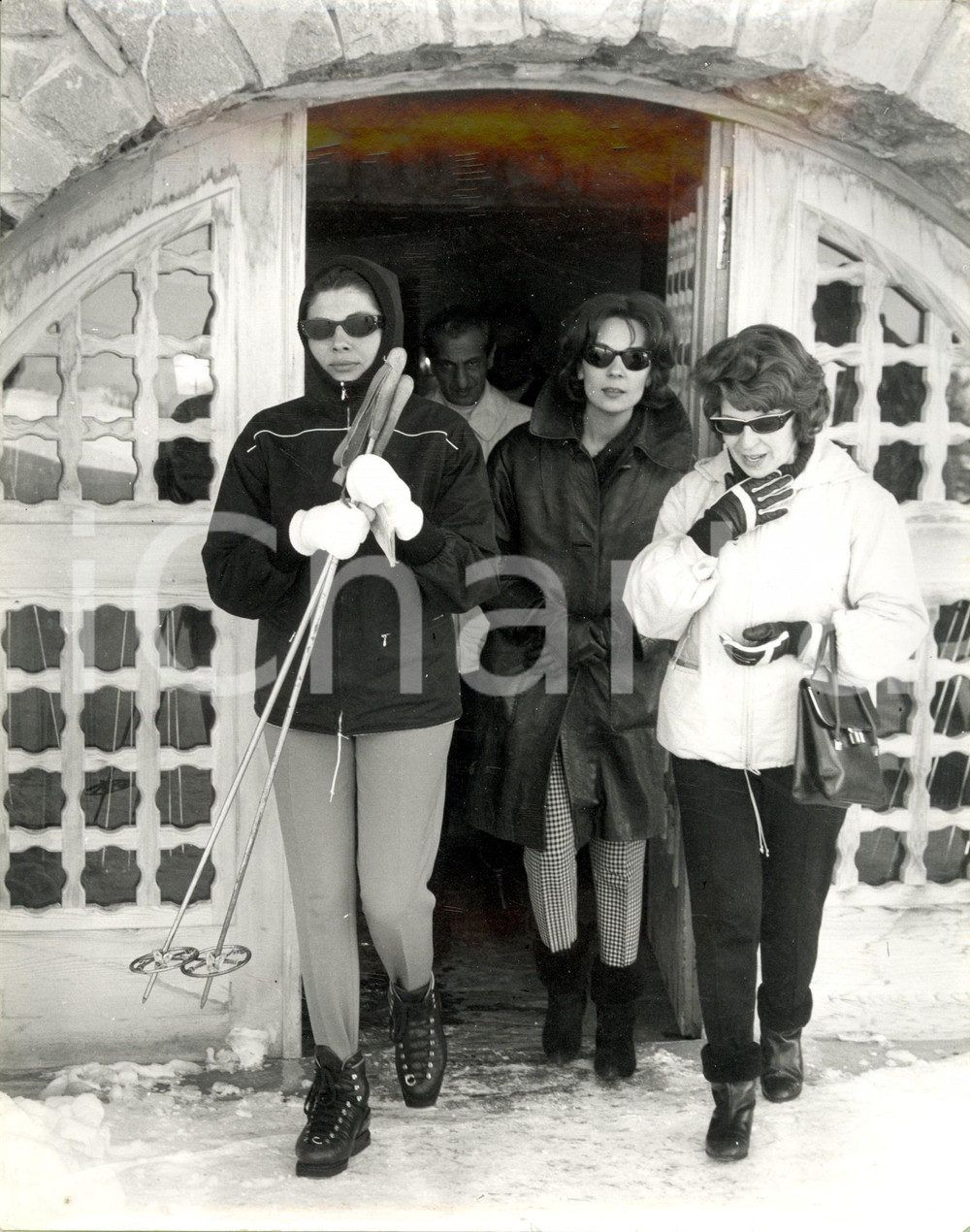 Fotografia d epoca originale 1962 GSTAAD CH SORAYA di PERSIA in tenuta da sci con amici dopo il divorzio 1