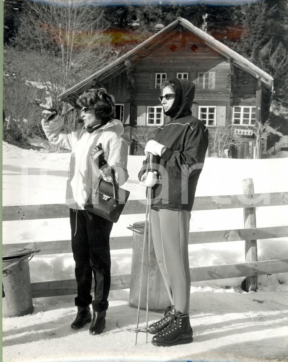 Fotografia d epoca originale 1962 GSTAAD CH SORAYA di PERSIA scia con un amica dopo il divorzio Foto 1