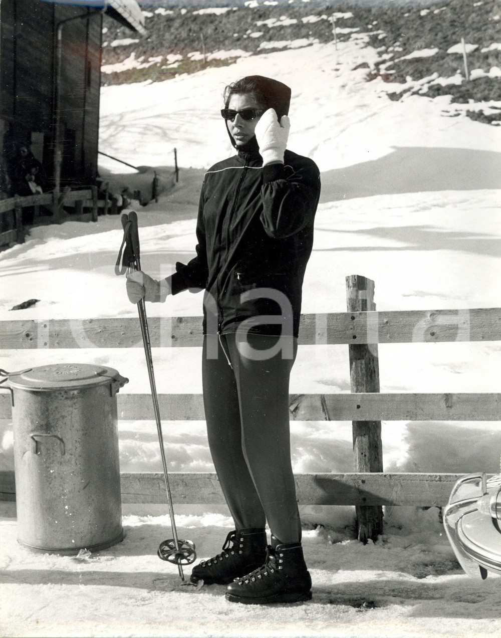 Fotografia d epoca originale 1962 GSTAAD CH SORAYA di PERSIA scia in montagna dopo il divorzio Foto 1