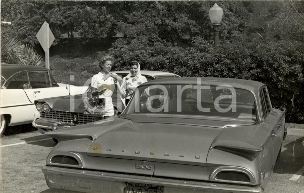 Fotografia d epoca originale 1960 HOLLYWOOD SORAYA di PERSIA con un amica e una Ford FAIRLANE Foto 1