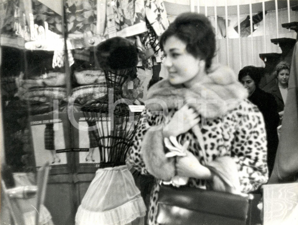 Fotografia d epoca originale 1967 TEHERAN Regina FARAH DIBA in boutique di moda con pelliccia di ghepardo 1