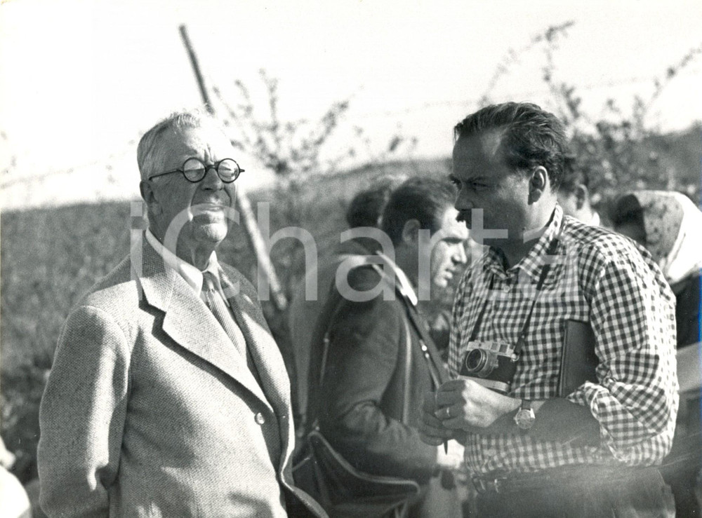 Fotografia d epoca originale 1962 MANZIANA GUSTAVO VI DI SVEZIA con un fotografo presso gli scavi Foto 1