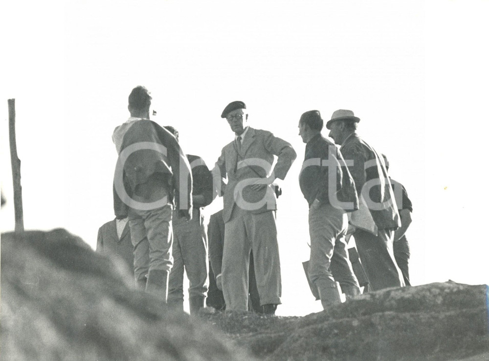 Fotografia d epoca originale 1962 MANZIANA RM Re GUSTAVO VI DI SVEZIA presso gli scavi durante una pausa 1