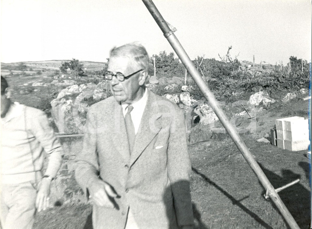 Fotografia d epoca originale 1962 MANZIANA RM Re GUSTAVO VI DI SVEZIA passeggia tra gli scavi Foto 1