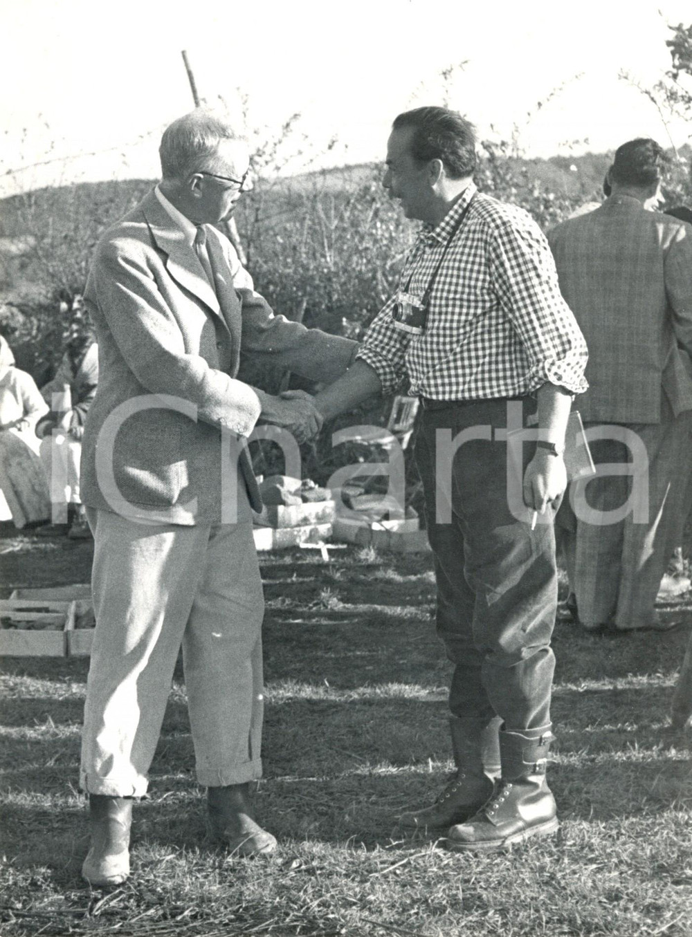 Fotografia d epoca originale 1962 MANZIANA GUSTAVO VI DI SVEZIA stringe la mano al fotografo presso gli scavi 1