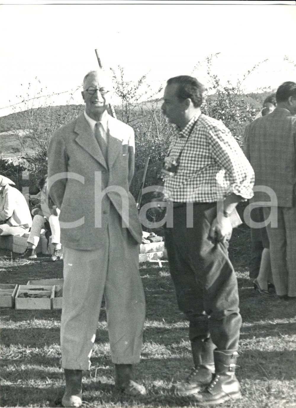 Fotografia d epoca originale 1962 MANZIANA RM Re GUSTAVO VI DI SVEZIA presso gli scavi con un fotografo 1