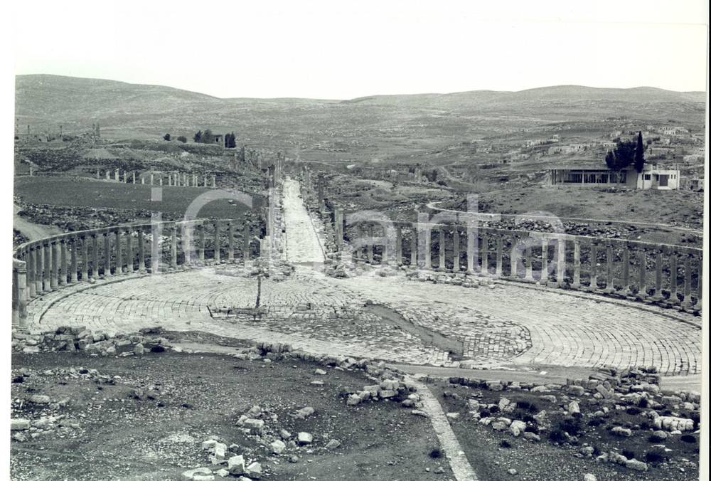Fotografia d epoca originale 1960 ca JERASH GIORDANIA Veduta delle rovine della PIAZZA OVALE Fotografia 1