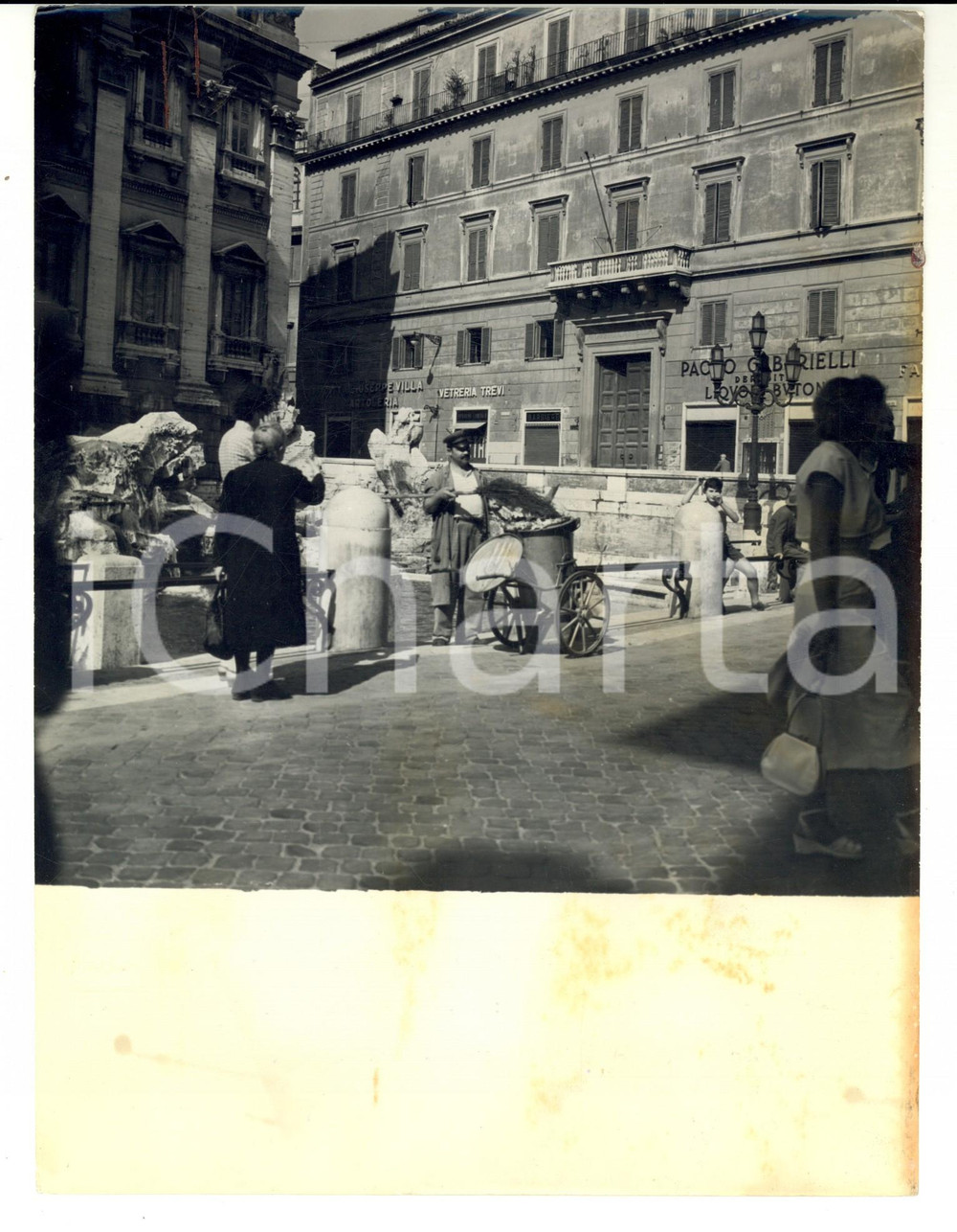 Fotografia d epoca originale 1950 ca ROMA Netturbino al lavoro davanti alla FONTANA DI TREVI Fotografia 1