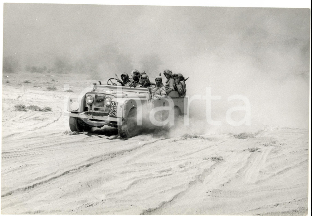Fotografia d epoca originale 1960 ca OMAN Guardie del corpo del Sultano del MASQAT su una Land Rover  Foto 1