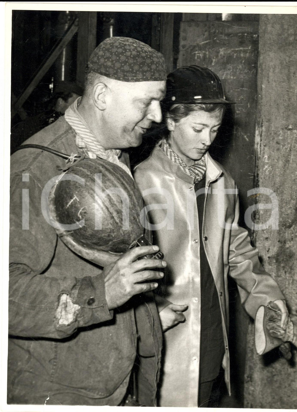 Fotografia d epoca originale 1960 ca BELGIO Principessa Paola RUFFO visita una miniera con un operaio 1