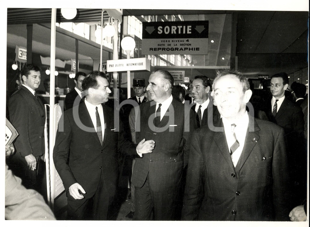 Fotografia d epoca originale 1960 ca PARIS Georges POMPIDOU in visita a una fiera tecnica Fotografia 1