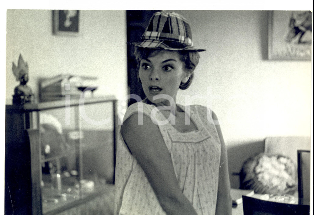 Fotografia d epoca originale 1965 ca PARIS F Attrice Perrette PRADIER in sottoveste con cappello a quadri 1