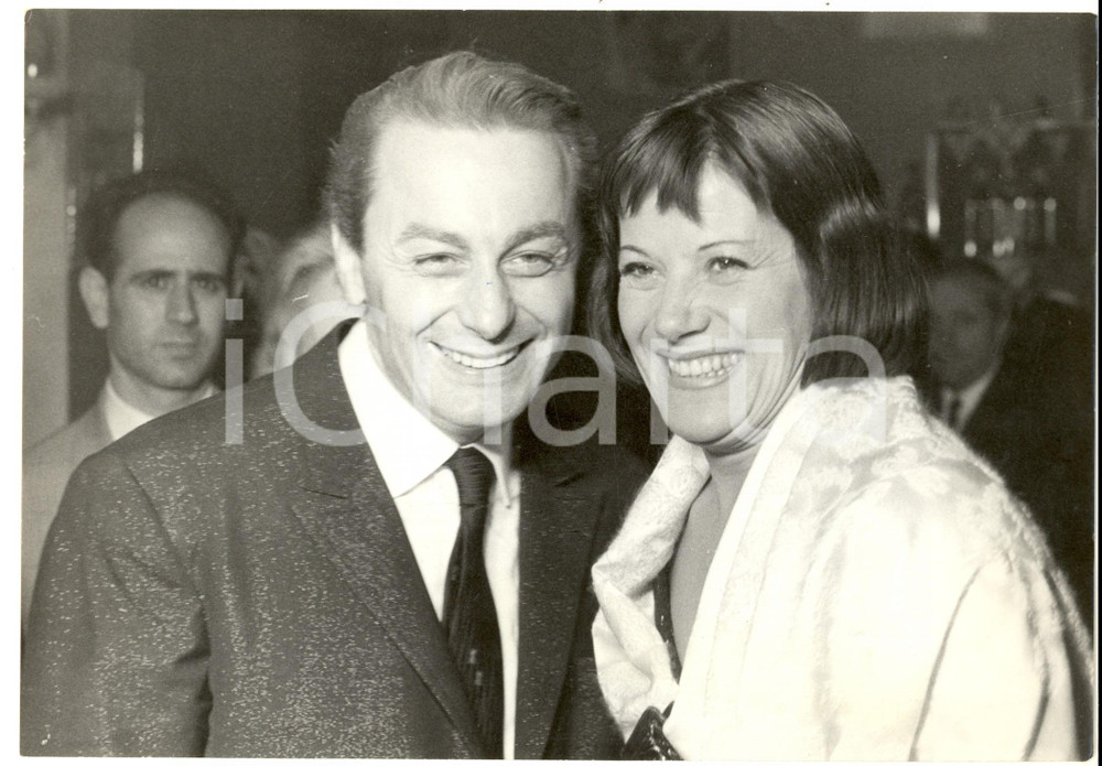 Fotografia d epoca originale 1960 PARIS Colette RENARD posa con un collega durante una serata Fotografia 1