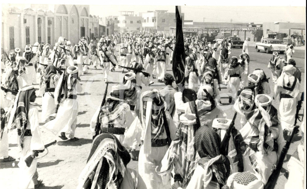 Fotografia d epoca originale 1965 ca AMMAN GIORDANIA Guardie armate lungo le strade Fotografia 1