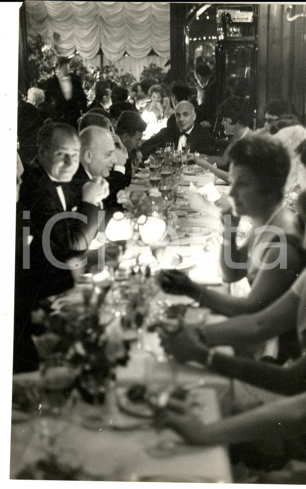 Fotografia d epoca originale 1950 ca PARIS Il cantante jazz Ray VENTURA a una cena di gala Foto 15 x 25 1