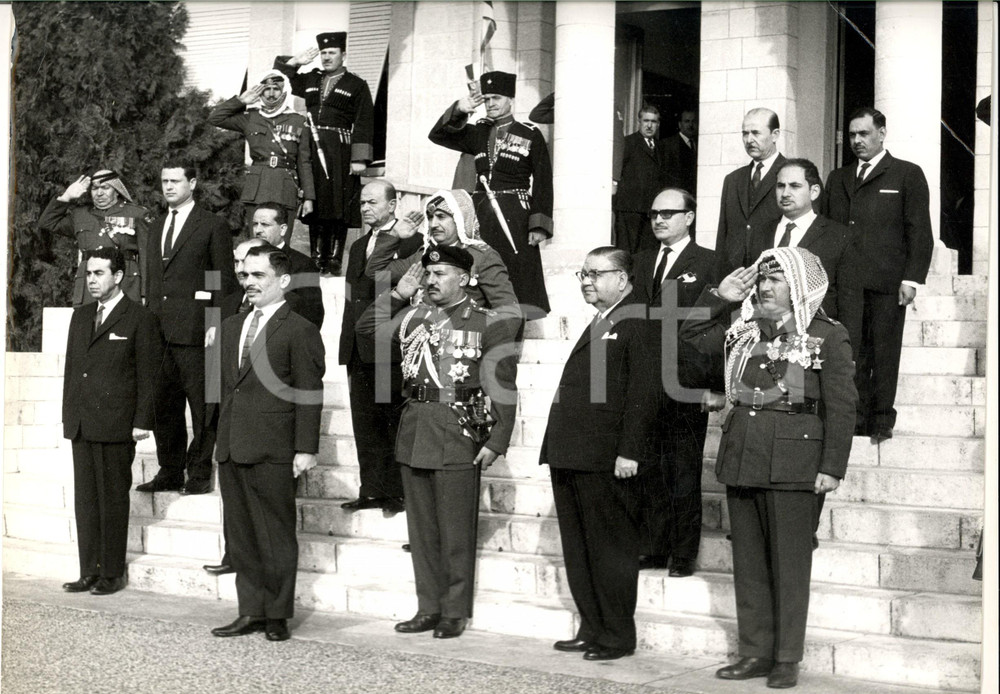 Fotografia d epoca originale 1965 ca AMMAN GIORDANIA Re HUSSEIN con il suo governo Fotografia 22x31 1