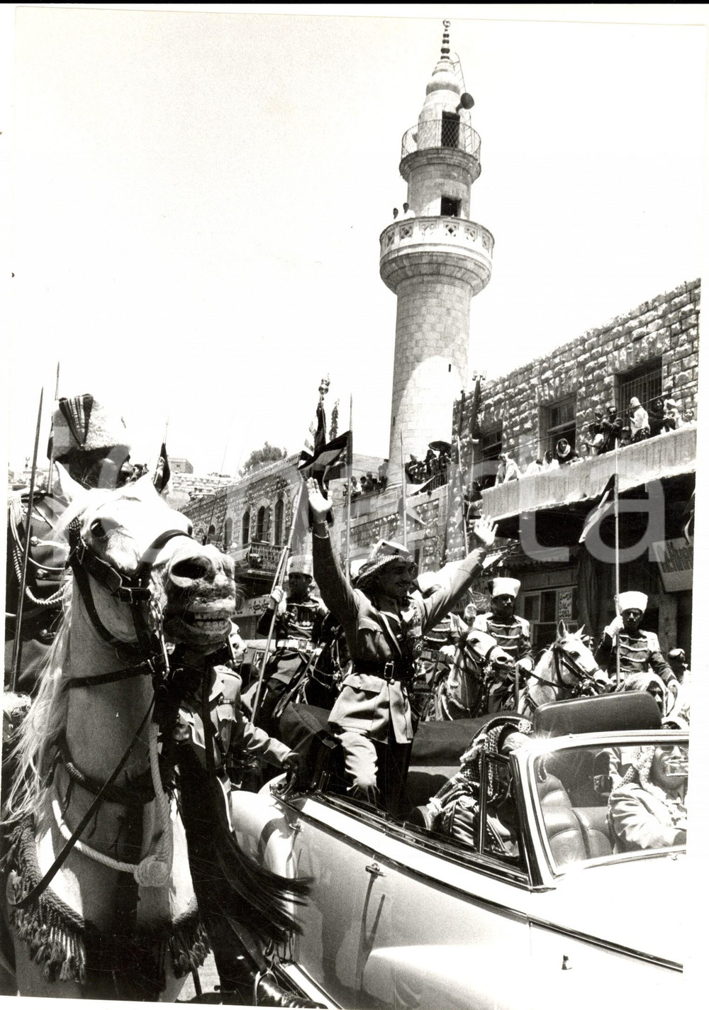 Fotografia d epoca originale 1965 ca AMMAN GIORDANIA Arrivo di re HUSSEIN con i suoi aiutanti di campo 1