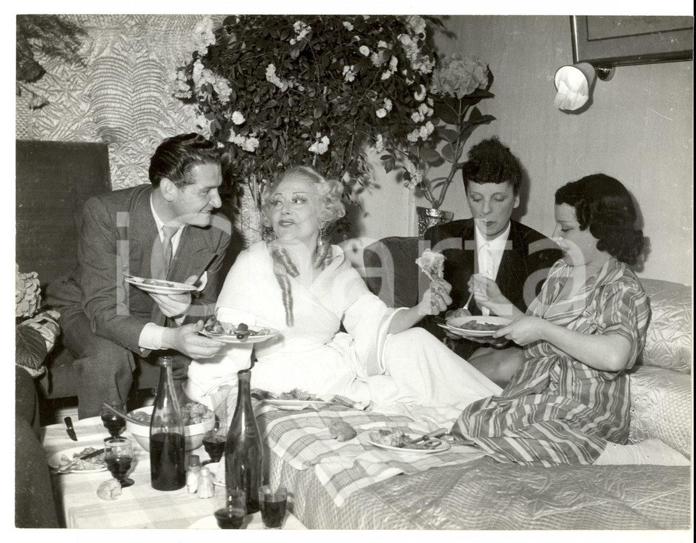 Fotografia d epoca originale 1950 ca PARIS Cecile SOREL a una cena con amici Fotografia cm 24 x 19 1