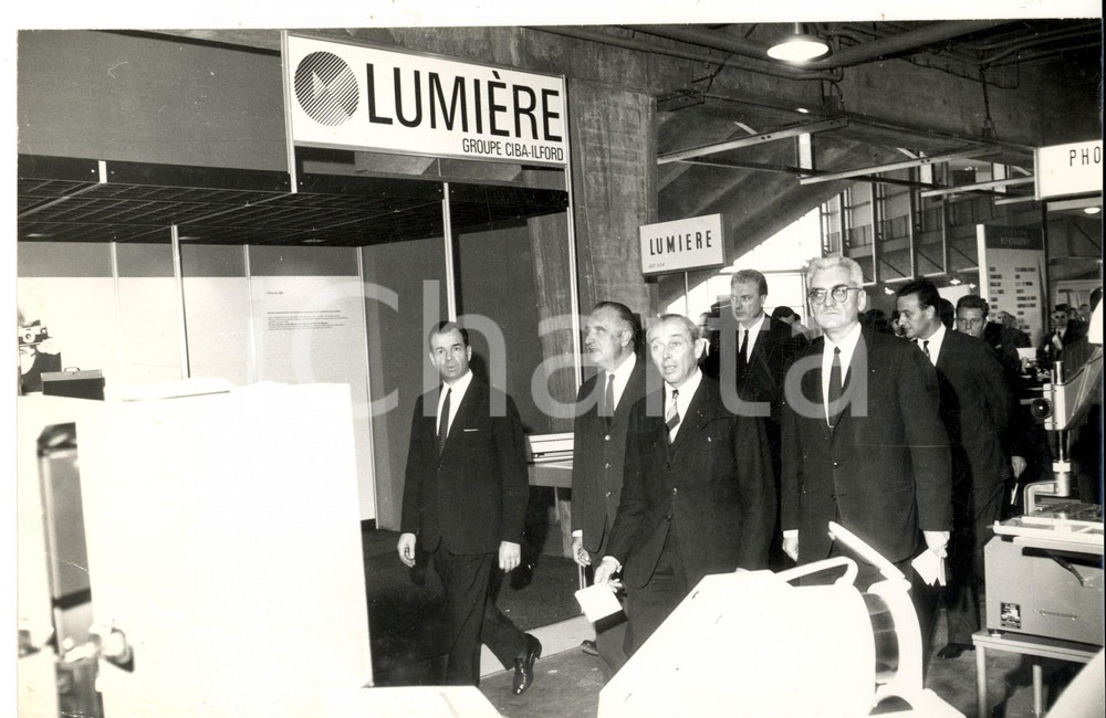 Fotografia d epoca originale 1960 ca PARIS Georges POMPIDOU visita il padiglione LUMIERE Gruppo CIBAILFORD 1