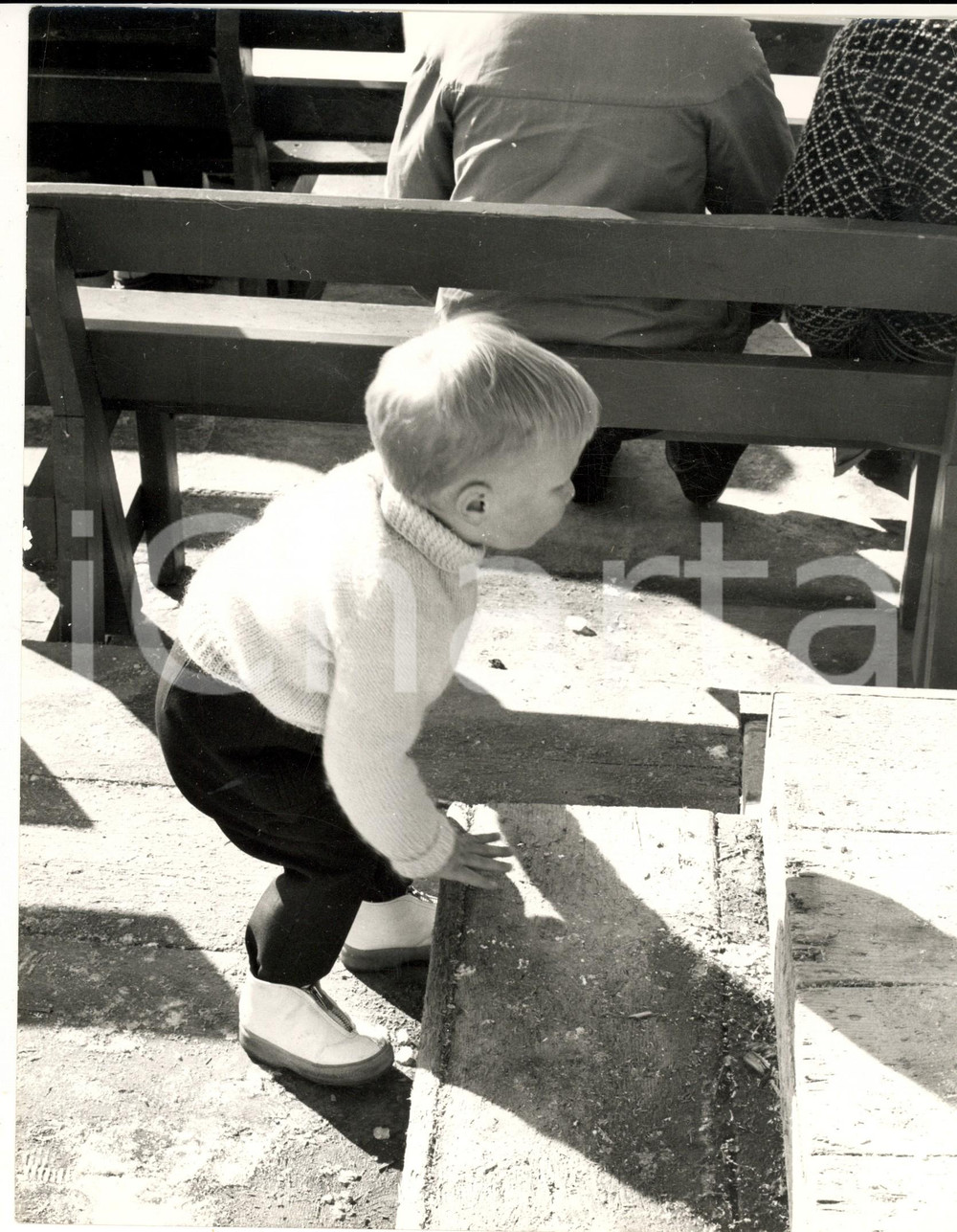 Fotografia d epoca originale 1960 ca GSTAAD ? Principe Filippo del BELGIO bambino gioca al rifugio Foto 1