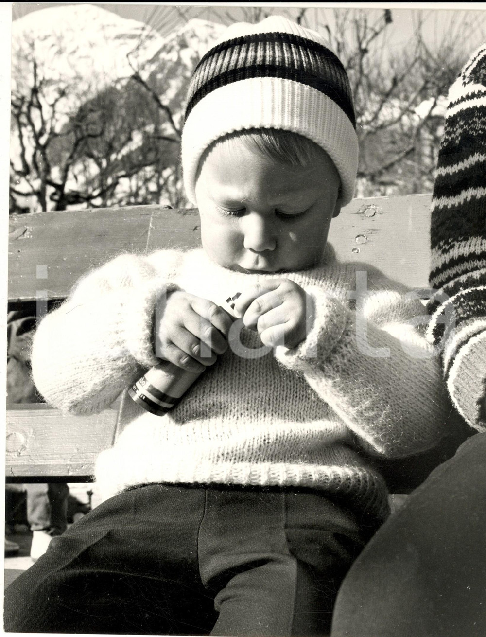 Fotografia d epoca originale 1960 ca GSTAAD ? Principe Filippo del BELGIO bambino in montagna Foto 1