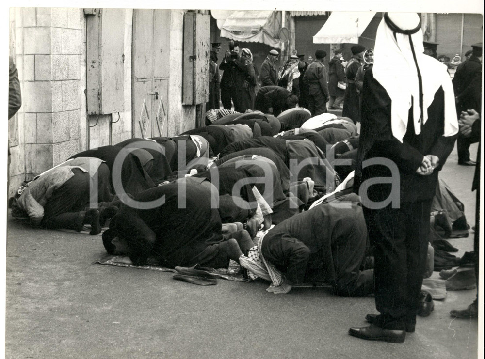 Fotografia d epoca originale 1965 ca AMMAN GIORDANIA Preghiera fuori da una moschea con il Re all interno 1