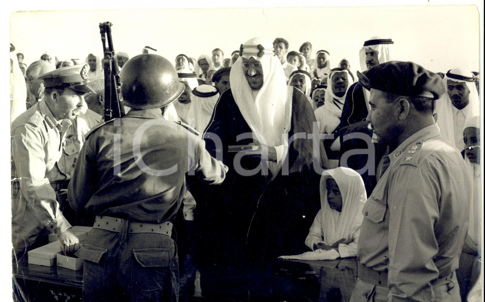 Fotografia d epoca originale 1960 ca ARABIA SAUDITA Re Saoud ben Abdelaziz al Saoud salutato dai militari 1