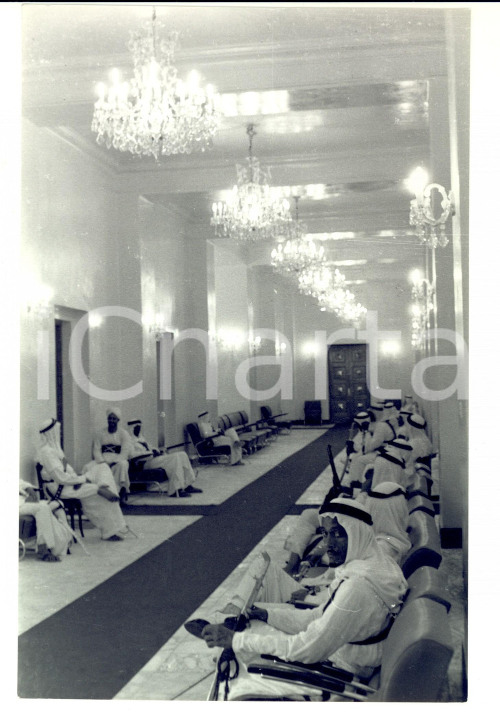 Fotografia d epoca originale 1965 ca ARABIA SAUDITA Guardie armate in attesa a palazzo Fotografia 1