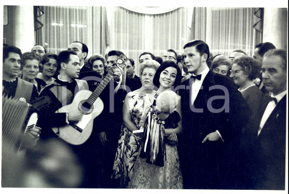 Fotografia d epoca originale 1960 ca MADRID Simeone II di BULGARIA a una festa tradizionale con la moglie 1