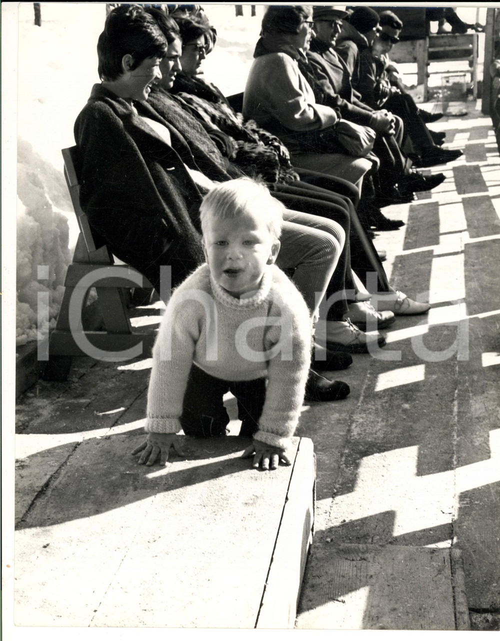 Fotografia d epoca originale 1960 ca GSTAAD ? Principe Filippo del BELGIO bambino gioca in montagna Foto 1