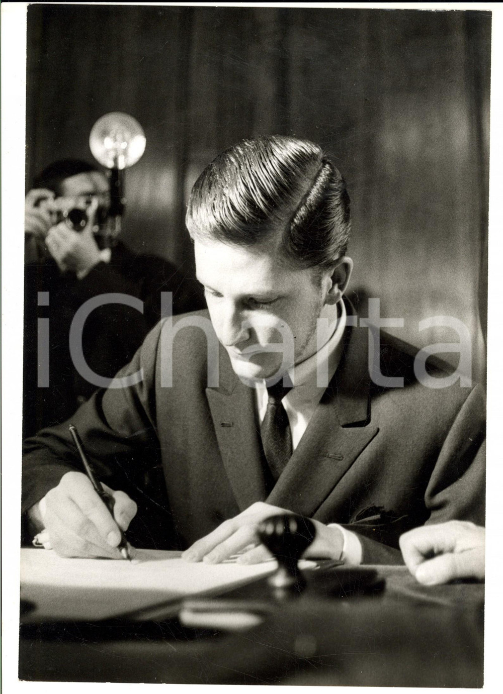 Fotografia d epoca originale 1960 ca MADRID Simeone II di BULGARIA firma un registro Fotografia 18x24 1