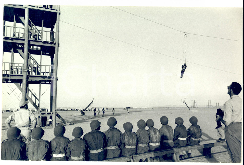 Fotografia d epoca originale 1960 ca AMMAN GIORDANIA Aviatore durante un esercitazione militare Foto 1