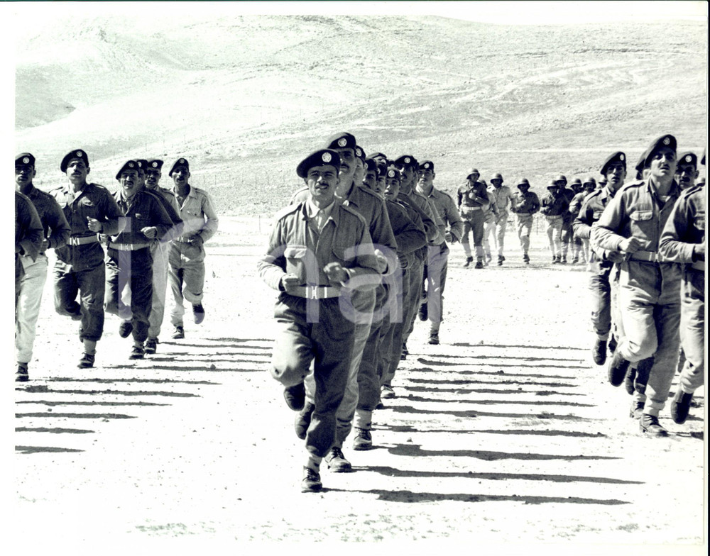 Fotografia d epoca originale 1965 ca AMMAN GIORDANIA Re Hussein in esercitazione con le sue truppe 1
